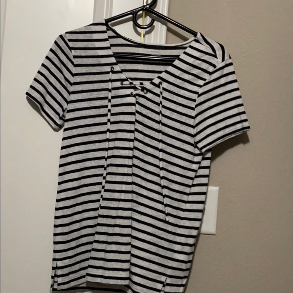 Old navy black and white shirt